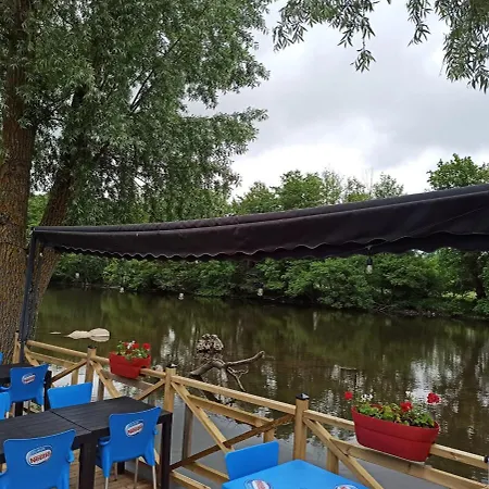 Tonneau Insolite Au Des Nieres Ebreuil